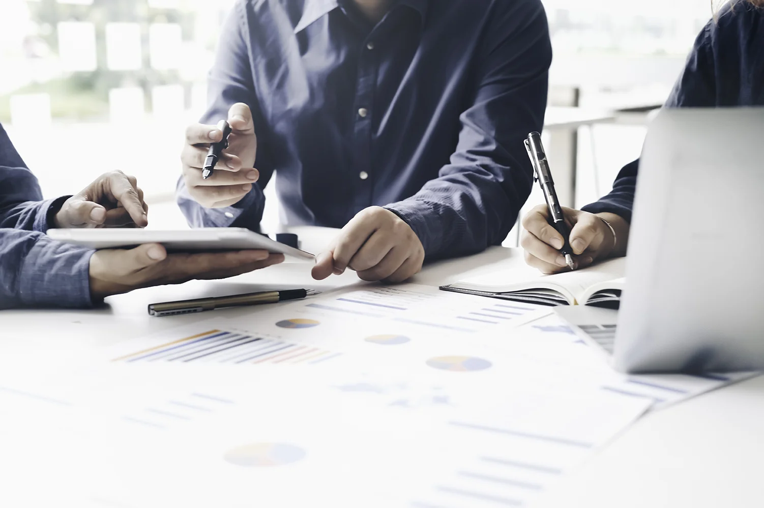 Treffen asiatischer Unternehmensberater zur Analyse und Diskussion der Situation im Finanzbericht im Besprechungsraum. Anlageberater, Finanzberater, Finanzberater und Buchhaltungskonzept. Weniger anzeigen